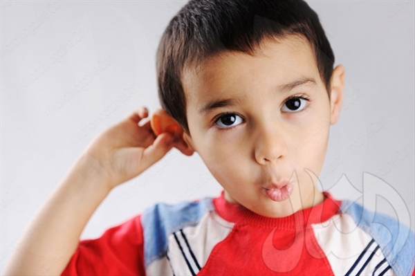 عيوب النطق والكلام الناجمة عن نقص في القدرة السمعية