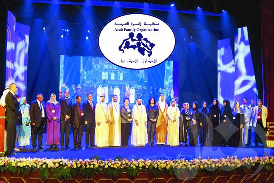 حاكم الشارقة يكرم الفائزين بجائزة الأسرة العربية
