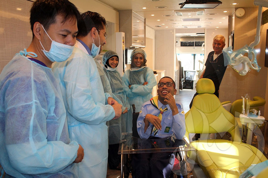 عيادة الأسنان المتنقلة تقدم العلاج للطلبة ذوي الإعاقة