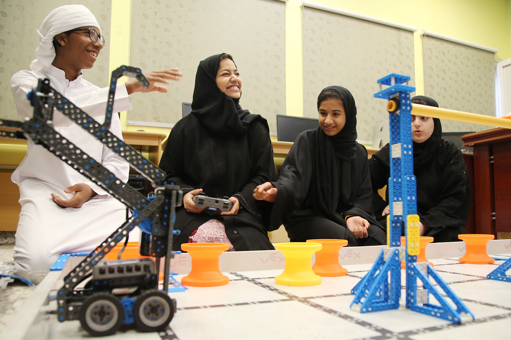 طلاب مدرسة الأمل للصم يصممون روبوت (الفيكس آي كيو)  ... ويشاركون في شهر الإمارات للابتكار