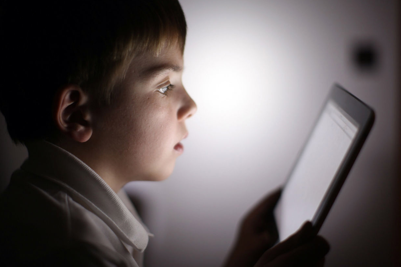 ظاهرة «التوحد الافتراضي» هل تنتشر بين أطفال العصر الإلكتروني؟