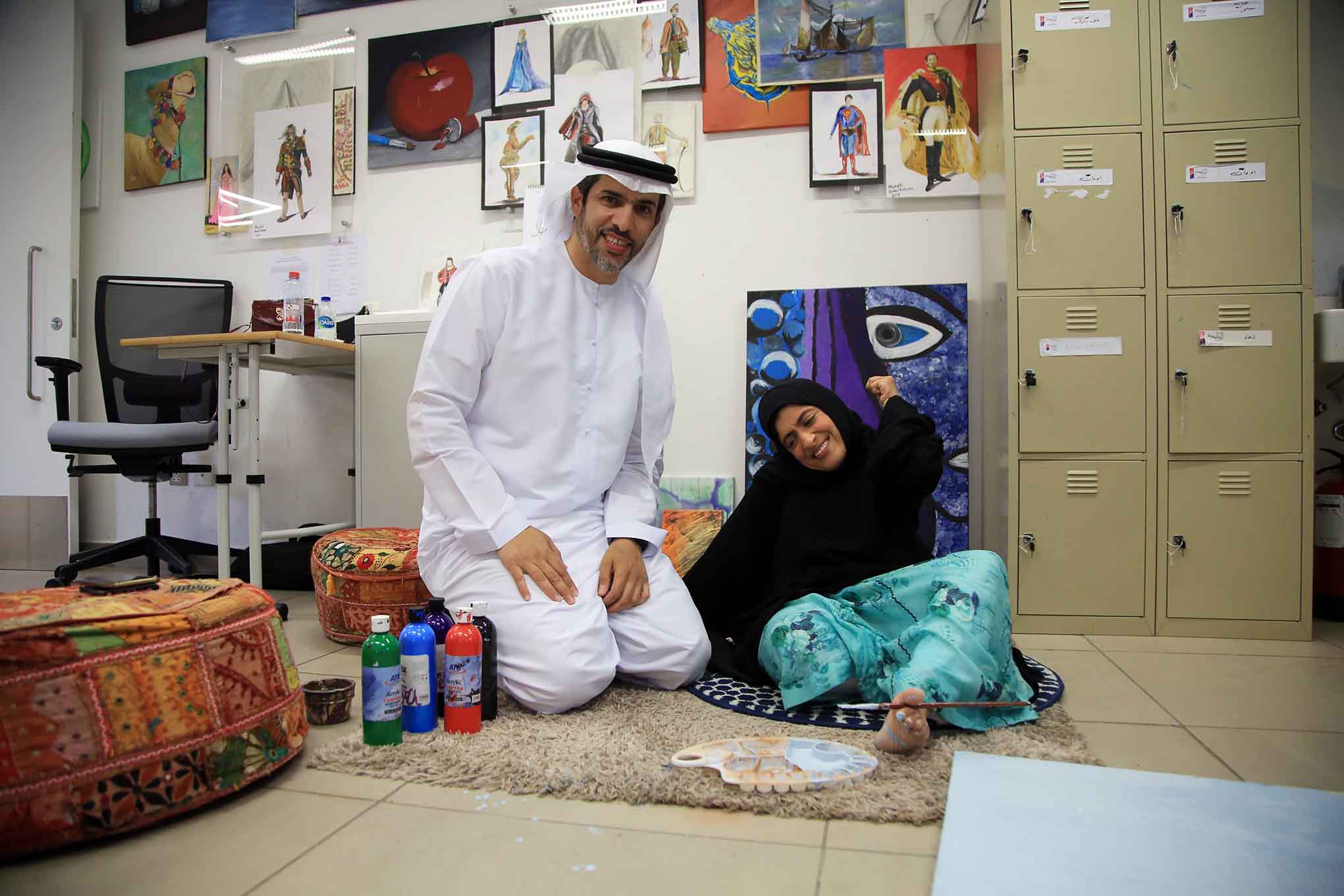 الفنان التشكيلي الإماراتي مطر بن لاحج في جلسة حوارية مع منتسبي مركز الفن للجميع (فلج)