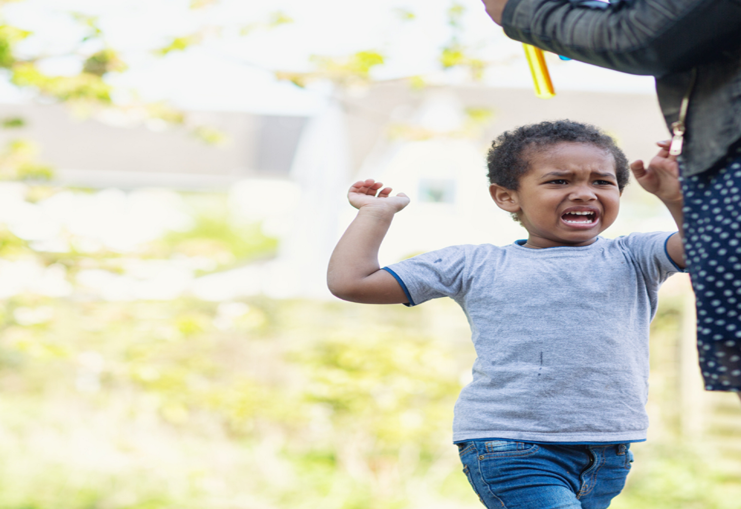 هل يقوم طفلك ذو اضطراب طيف التوحد بضربك؟ أفكار وحلول – ج1