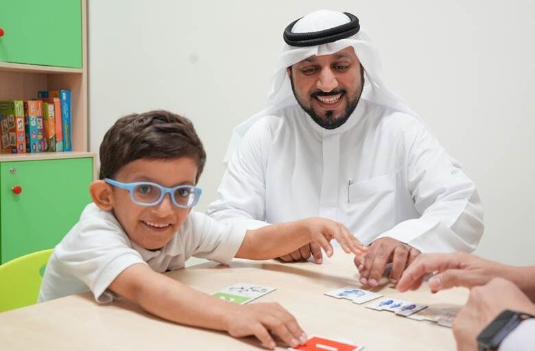 وفدٌ من دائرة المواردِ البشريَّة يطَّلعُ على خدماتِ مدينة الشارقة الإنسانيّة