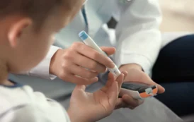 مرض السكري عند الأطفال: مسبباته، التغذية الصحية، والدعم النفسي