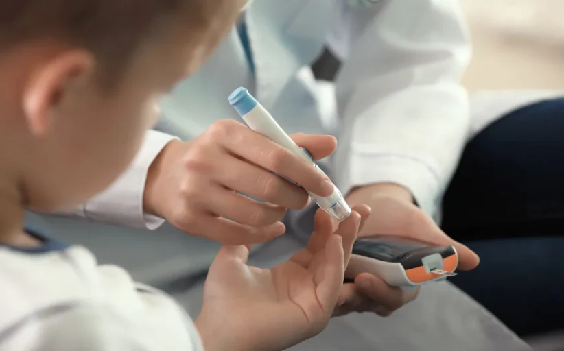 مرض السكري عند الأطفال: مسبباته، التغذية الصحية، والدعم النفسي