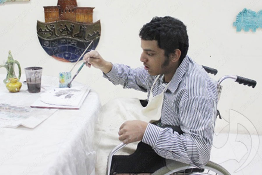 عبد الرحمن محسن علي شابٌ طموحٌ ومبدعٌ رغم الإعاقة